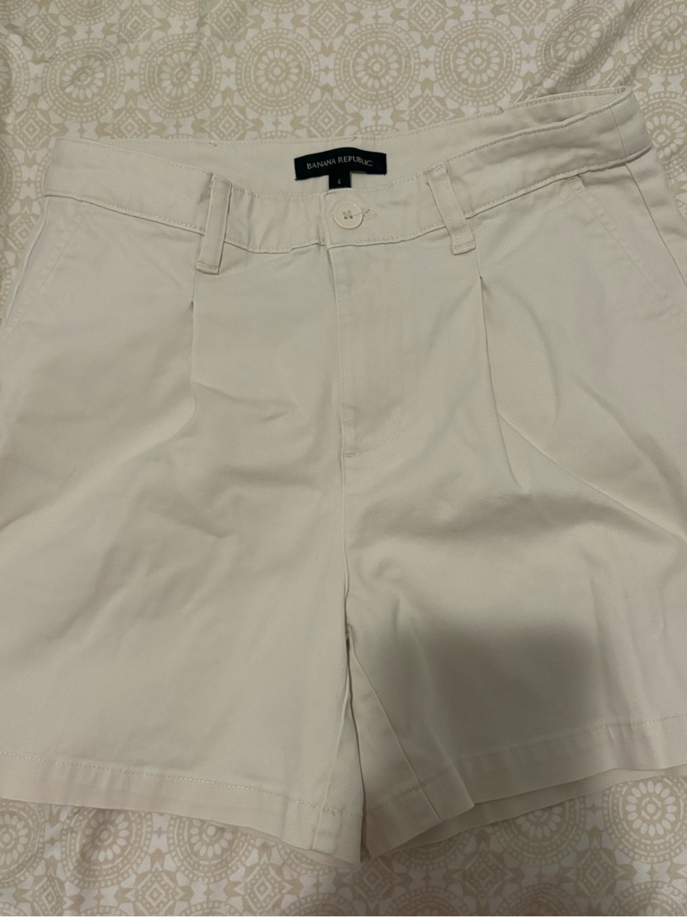 Banana Republic Women’s Light Cream Flat-Front Chino Shorts